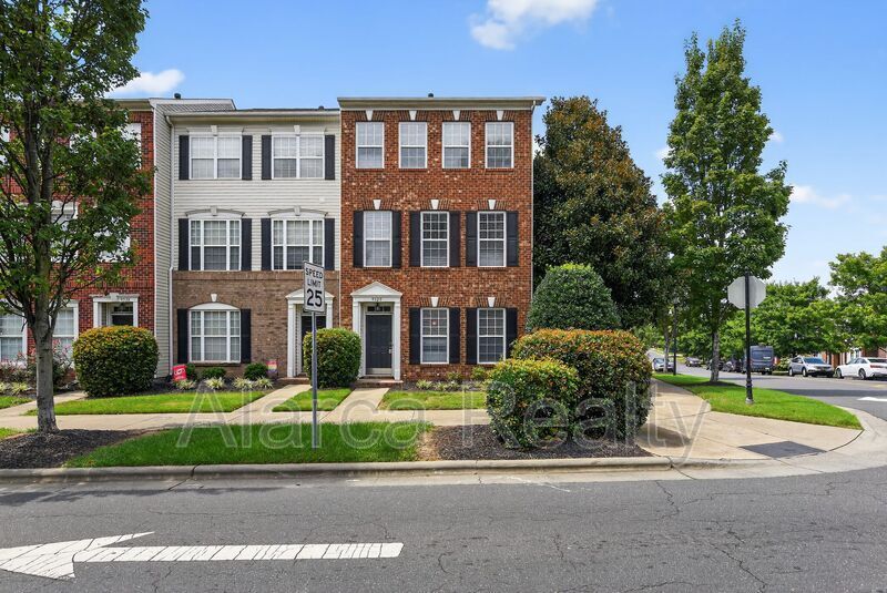 9520 Kings Parade Blvd in Charlotte, NC - Building Photo