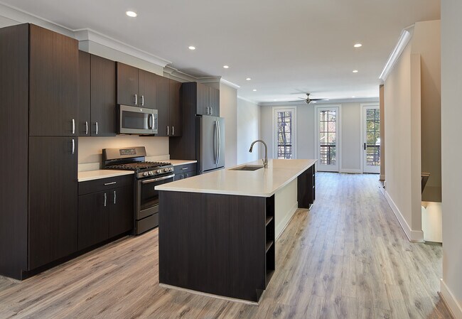 property at 932 N Buchanan St