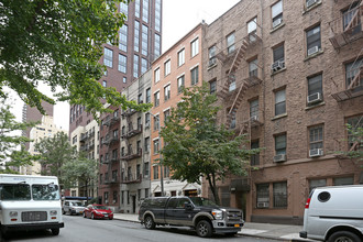 336 E 53rd St in New York, NY - Building Photo - Building Photo