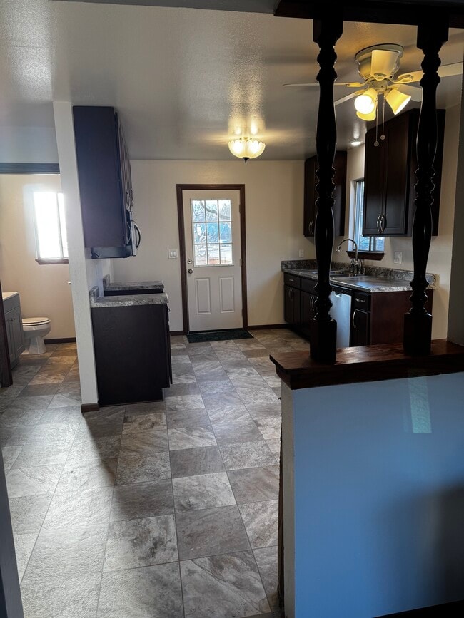 1228 N 9th Ave, Unit 1230 in West Bend, WI - Foto de edificio - Building Photo