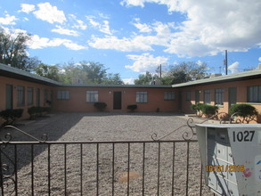 1027 Truman St SE in Albuquerque, NM - Foto de edificio - Building Photo