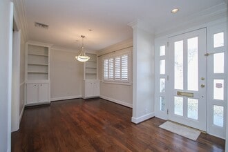 6208 Kirby Dr in West University Place, TX - Building Photo - Building Photo