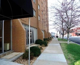 Messenger Towers in Joplin, MO - Foto de edificio - Building Photo