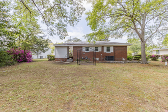 925 Fleetwood Dr in Fayetteville, NC - Building Photo - Building Photo