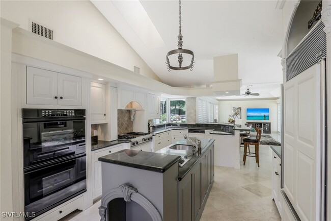 655 Galleon Dr in Naples, FL - Building Photo - Building Photo