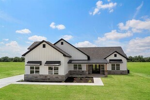 413 Chuckwagon Trail in Angleton, TX - Building Photo