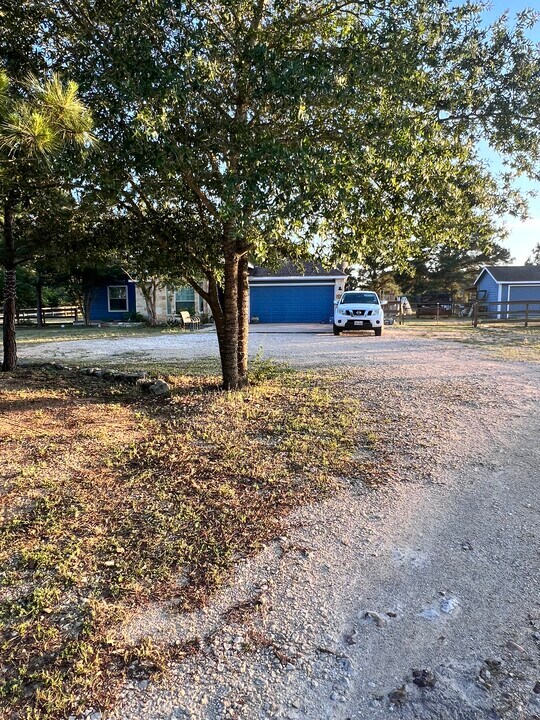 122 Travis Ln N in Paige, TX - Building Photo