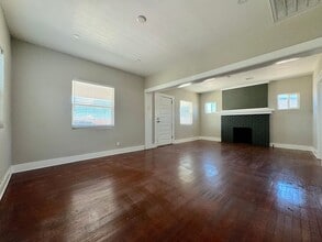 1233 W Main Dr in El Paso, TX - Foto de edificio - Building Photo