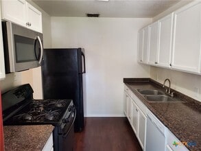 826 N Bowie St in Seguin, TX - Building Photo - Building Photo