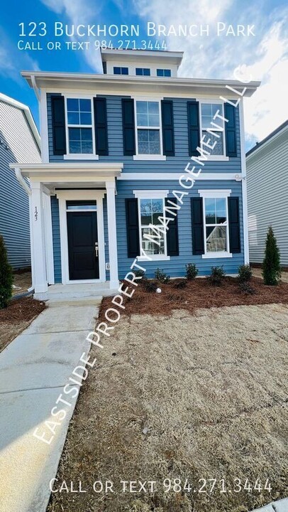 123 Buckhorn Br Pk in Clayton, NC - Building Photo