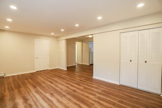 9016 Lamon Ave, Unit 2 in Skokie, IL - Foto de edificio - Building Photo