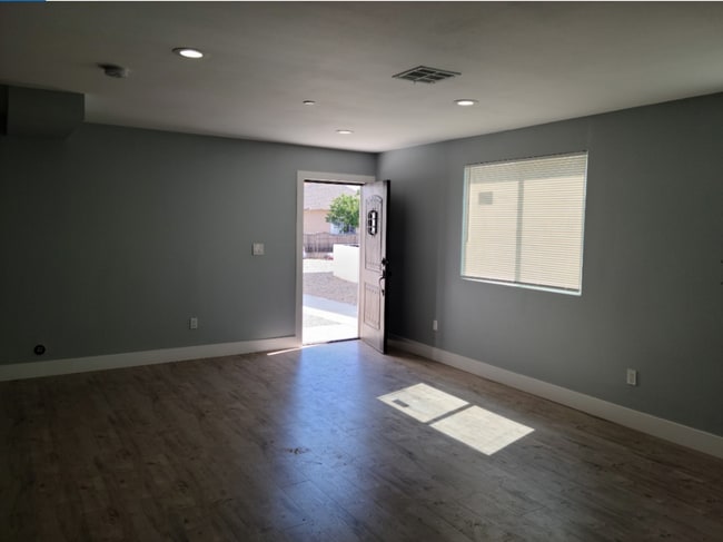 1635 E 81st St in Los Angeles, CA - Building Photo - Building Photo