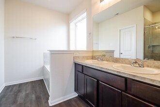 15825 Roberto Clemente Ct in Patton Village, TX - Foto de edificio - Building Photo