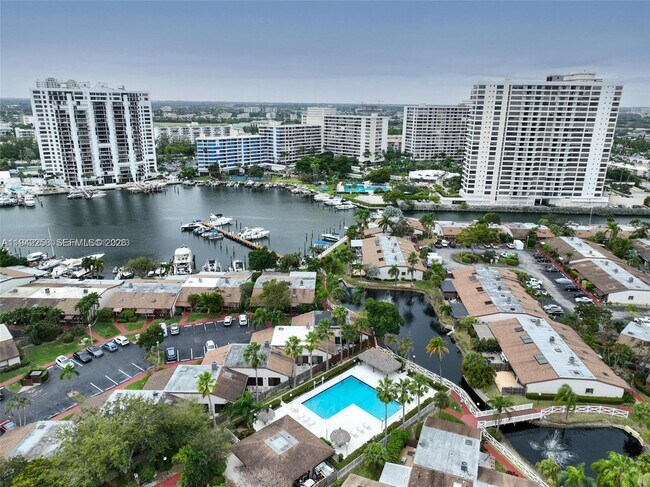 2753 Parkview Dr S in Hallandale Beach, FL - Building Photo - Building Photo