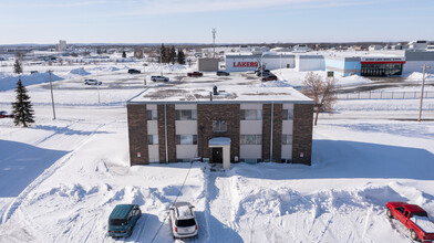 804 Central St E in Detroit Lakes, MN - Foto de edificio - Building Photo