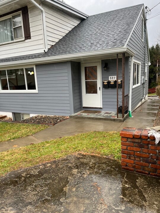 889 Ivy Ave, Unit 889 in Wheeling, WV - Building Photo