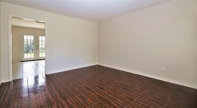 4731 Pinebrook Ln in Houston, TX - Building Photo - Building Photo