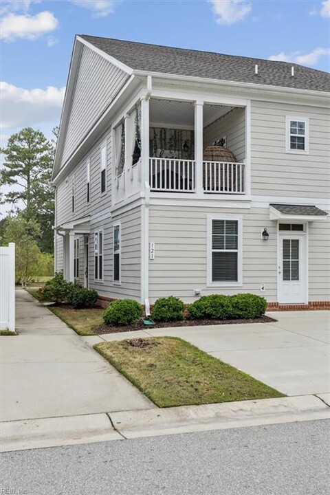 121 Mainsail Loop in Tabb, VA - Building Photo