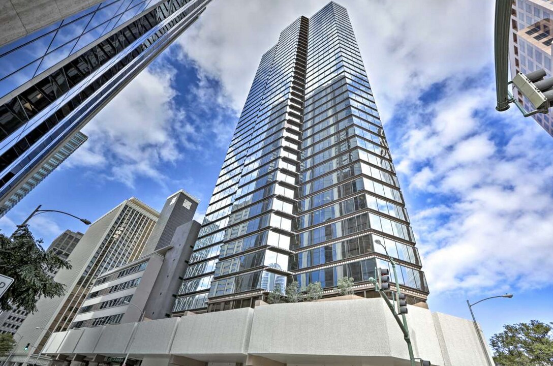1088 Bishop St in Honolulu, HI - Building Photo