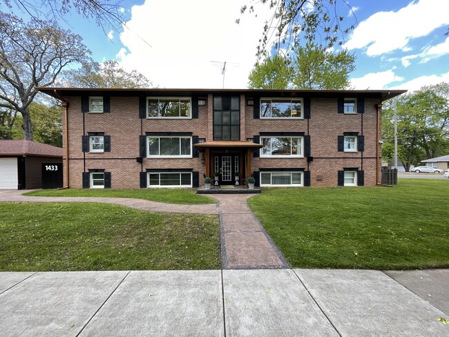 1433 Lakeway Ave in Kalamazoo, MI - Foto de edificio - Building Photo