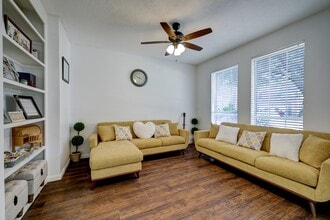 13710 Wheatbridge Dr in Houston, TX - Building Photo - Building Photo