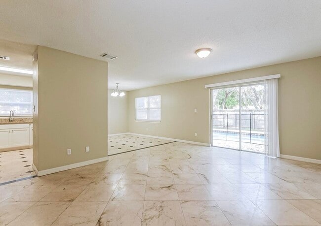 10535 Hollyglen Dr in Houston, TX - Foto de edificio - Building Photo