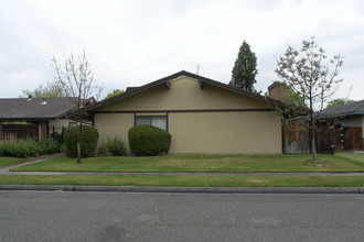 717 W Bullard Ave in Fresno, CA - Building Photo - Building Photo