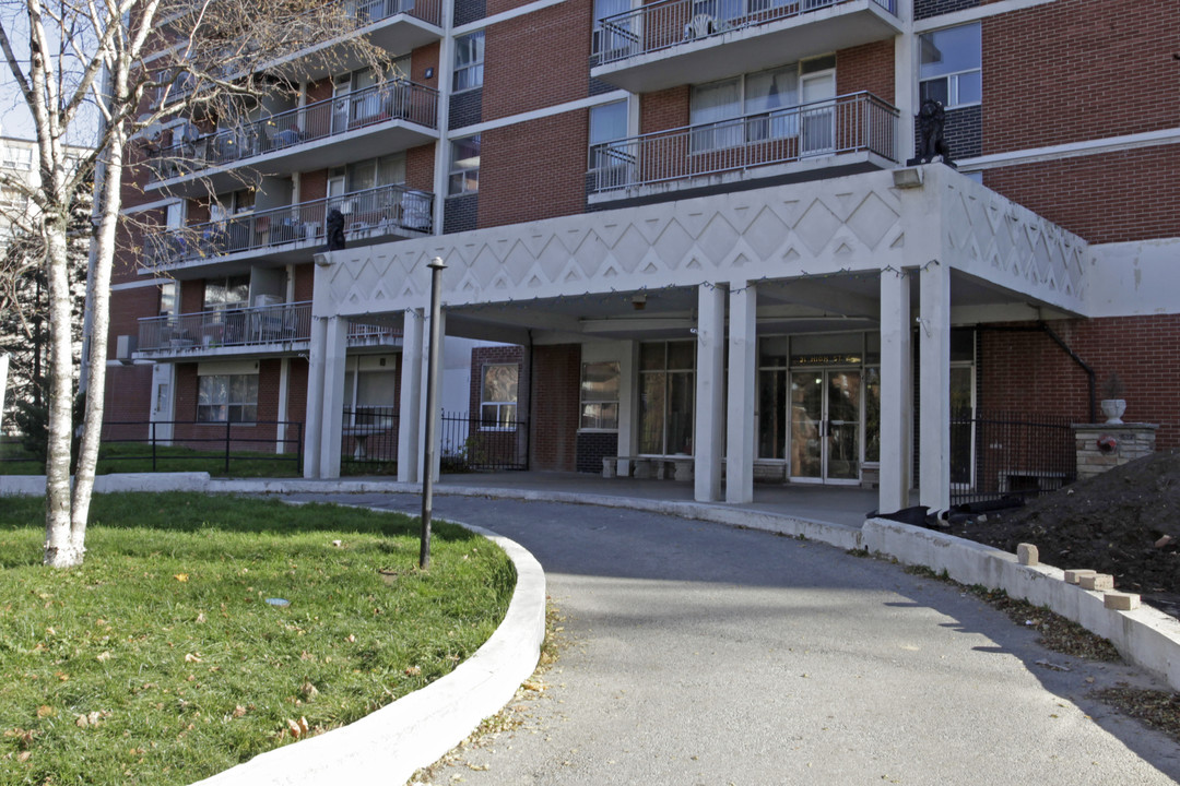 Alta Place in Mississauga, ON - Building Photo