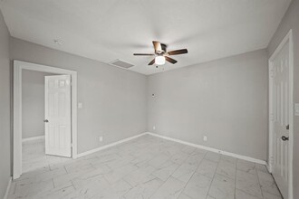 2002 Mustang Rd in Alvin, TX - Building Photo - Building Photo