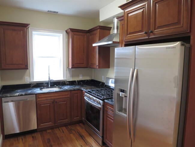 1131 Broadway, Unit 7 in Somerville, MA - Foto de edificio - Building Photo