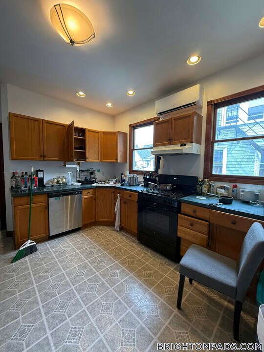 32 Etna St in Boston, MA - Building Photo