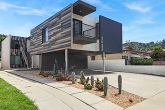 2422 Meadowvale Ave in Los Angeles, CA - Foto de edificio - Building Photo