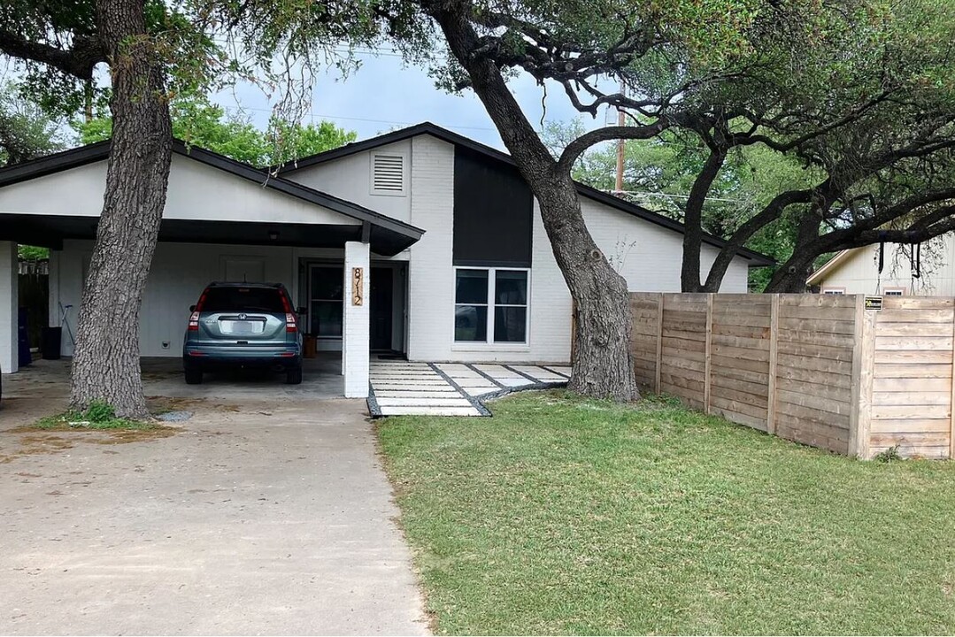 8712 Pineridge Dr in Austin, TX - Foto de edificio