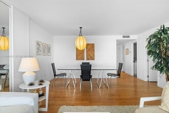 177 Ocean Ln Dr in Key Biscayne, FL - Foto de edificio - Building Photo