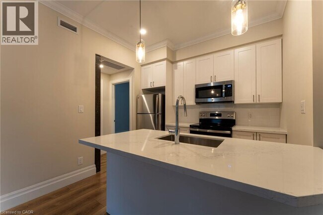 100 Charlton Ave W in Hamilton, ON - Building Photo - Building Photo