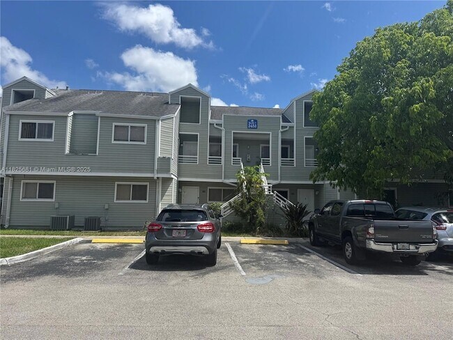 3453 NW 44th St, Unit 107 in Lauderdale Lakes, FL - Building Photo - Building Photo