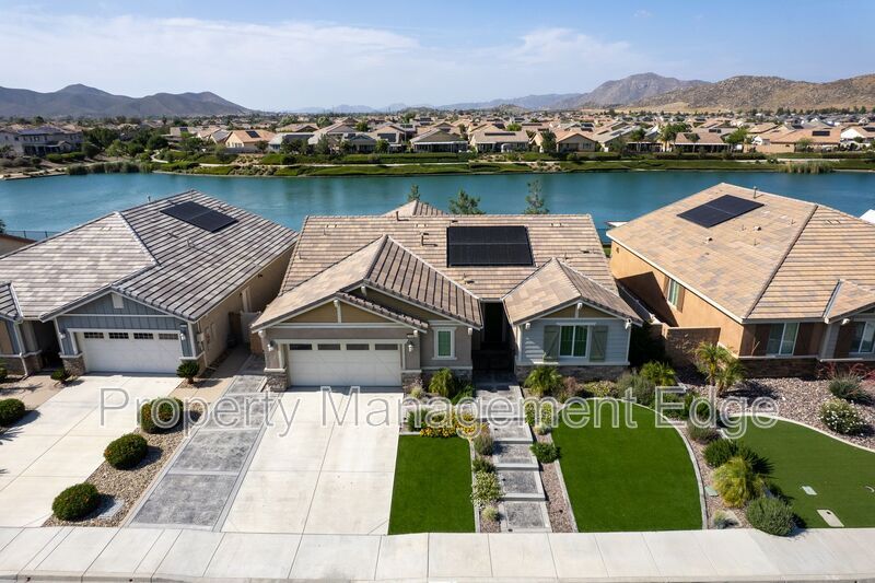 29604 Starring Ln in Menifee, CA - Foto de edificio