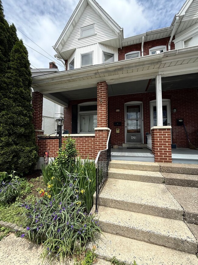 425 Elm St in Emmaus, PA - Building Photo - Building Photo