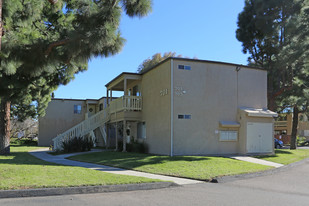 Magnolia Manor Apartments in Carlsbad, CA - Building Photo - Building Photo