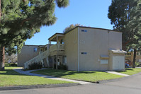 Magnolia Manor Apartments in Carlsbad, CA - Foto de edificio - Building Photo