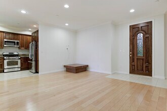 556 E Palm Ave, Unit 102 in Burbank, CA - Building Photo - Building Photo