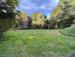129 Buttonball Rd in Orange, CT - Building Photo - Building Photo