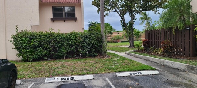 6274 Seven Springs Blvd in Greenacres, FL - Building Photo - Building Photo