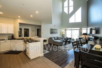 1088-1088 Sunset Dr in Kelowna, BC - Building Photo - Building Photo