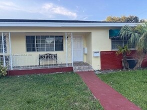 2233 NE 173rd St in North Miami Beach, FL - Building Photo - Building Photo