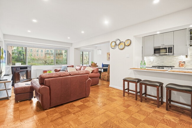 4201 Cathedral Ave NW, Unit 503W in Washington, DC - Foto de edificio - Building Photo