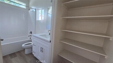 9388 Olive St in Fontana, CA - Foto de edificio - Building Photo