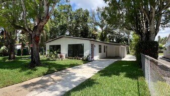 2615 Michigan Ave, Unit 2615 in Ft. Myers, FL - Building Photo