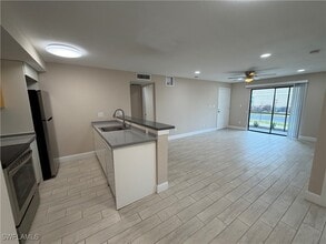 5317 Summerlin Rd in Ft. Myers, FL - Foto de edificio - Building Photo