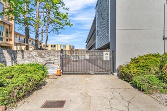 325 Kitty Hawk Rd in Alameda, CA - Foto de edificio - Building Photo